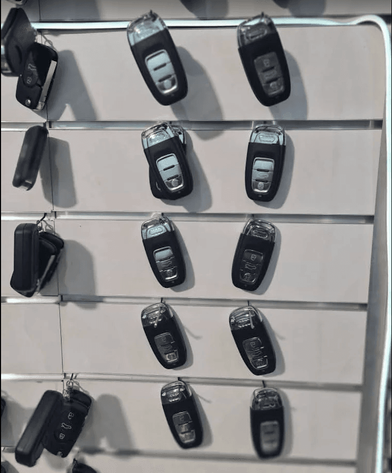 Bilnøgler og smartkeys udstillet i butikken hos Bilnøgler SmartKey.
